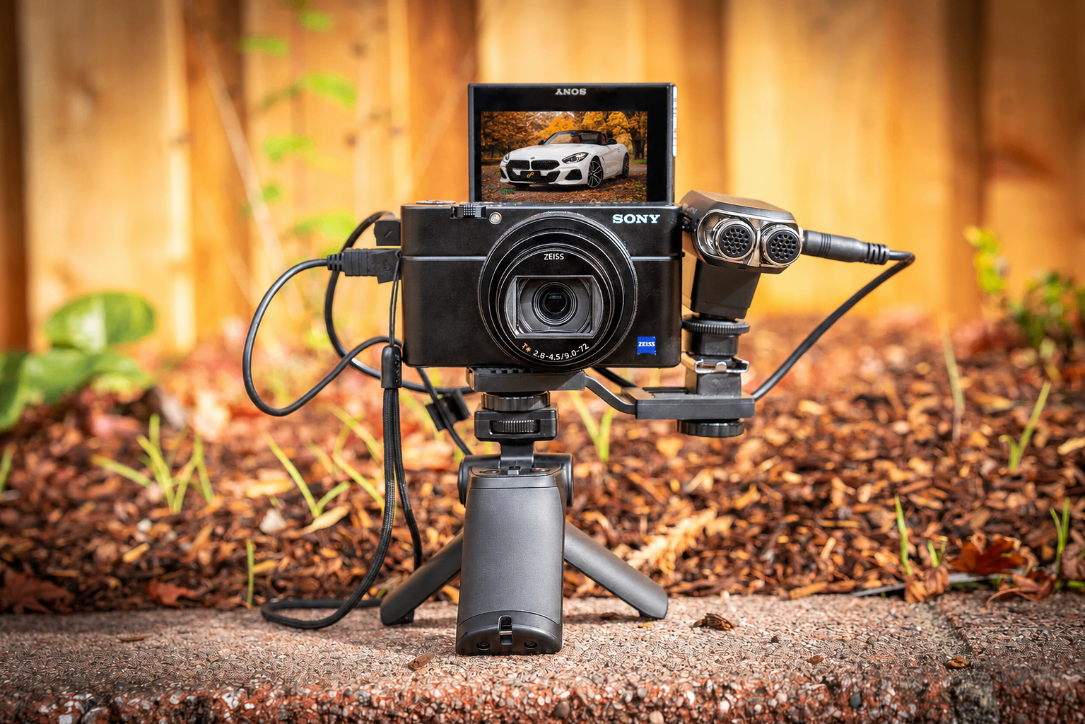 Câmera Sony RX100 VII montada em tripé, equipamento de captação VALKYR STUDIOS