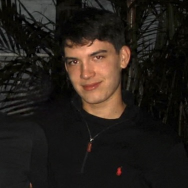 Retrato de Luca Fenley Belich, fundador e diretor criativo da VALKYR STUDIOS