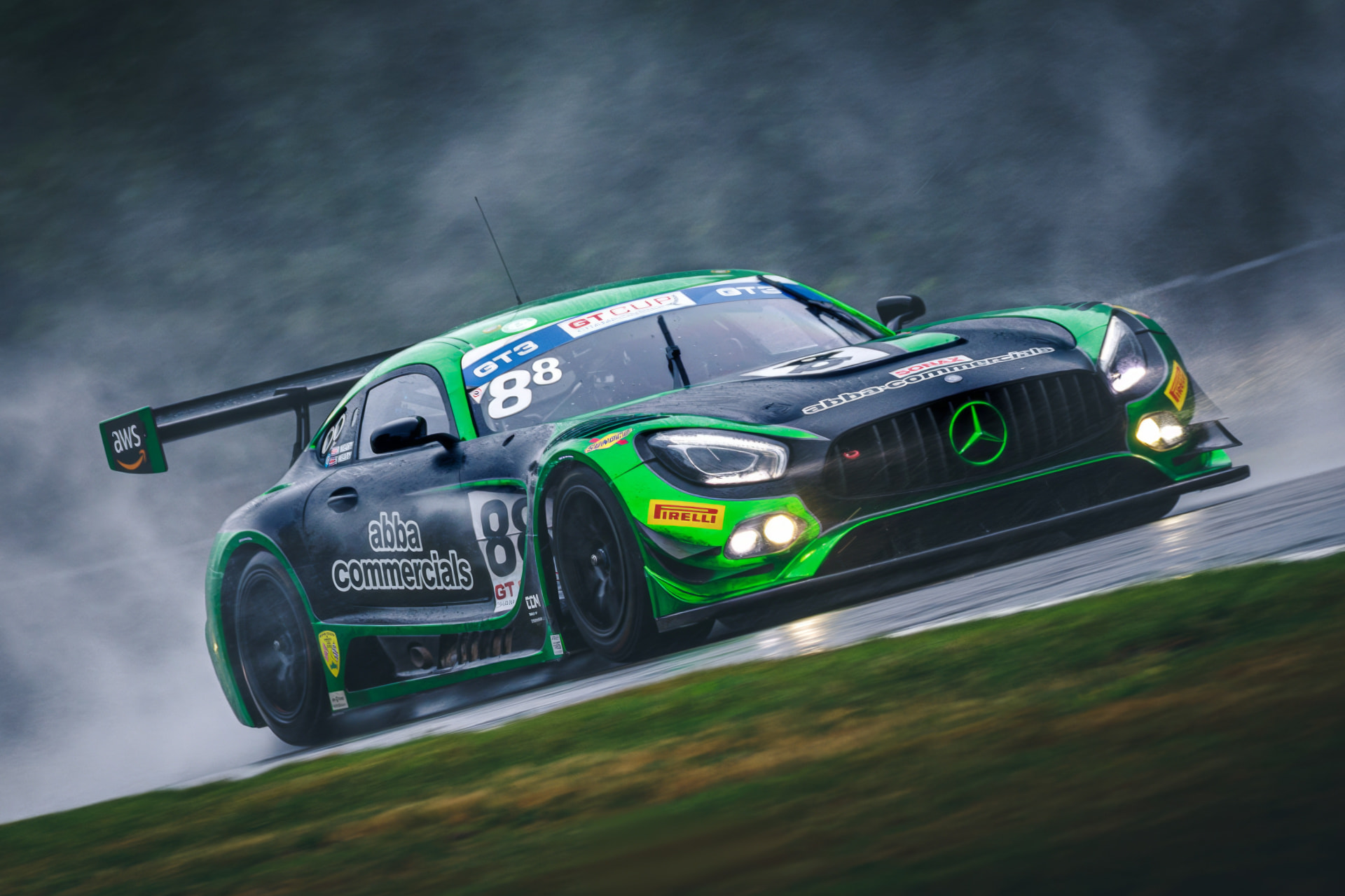 Mercedes-AMG GT3 de competição em pista molhada, produção cinematográfica VALKYR STUDIOS
